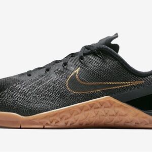 Nike Men's Black and Gold Athletic Shoes